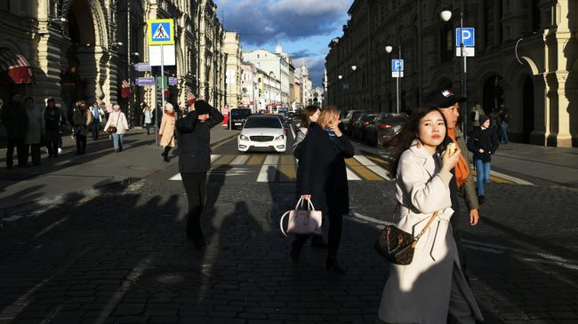 Прохожие на улице Прохожие на улице