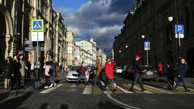 Прохожие на улице Ильинка в Москве Прохожие на улице Ильинка в Москве