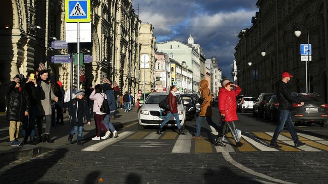 Прохожие на улице Ильинка в Москве