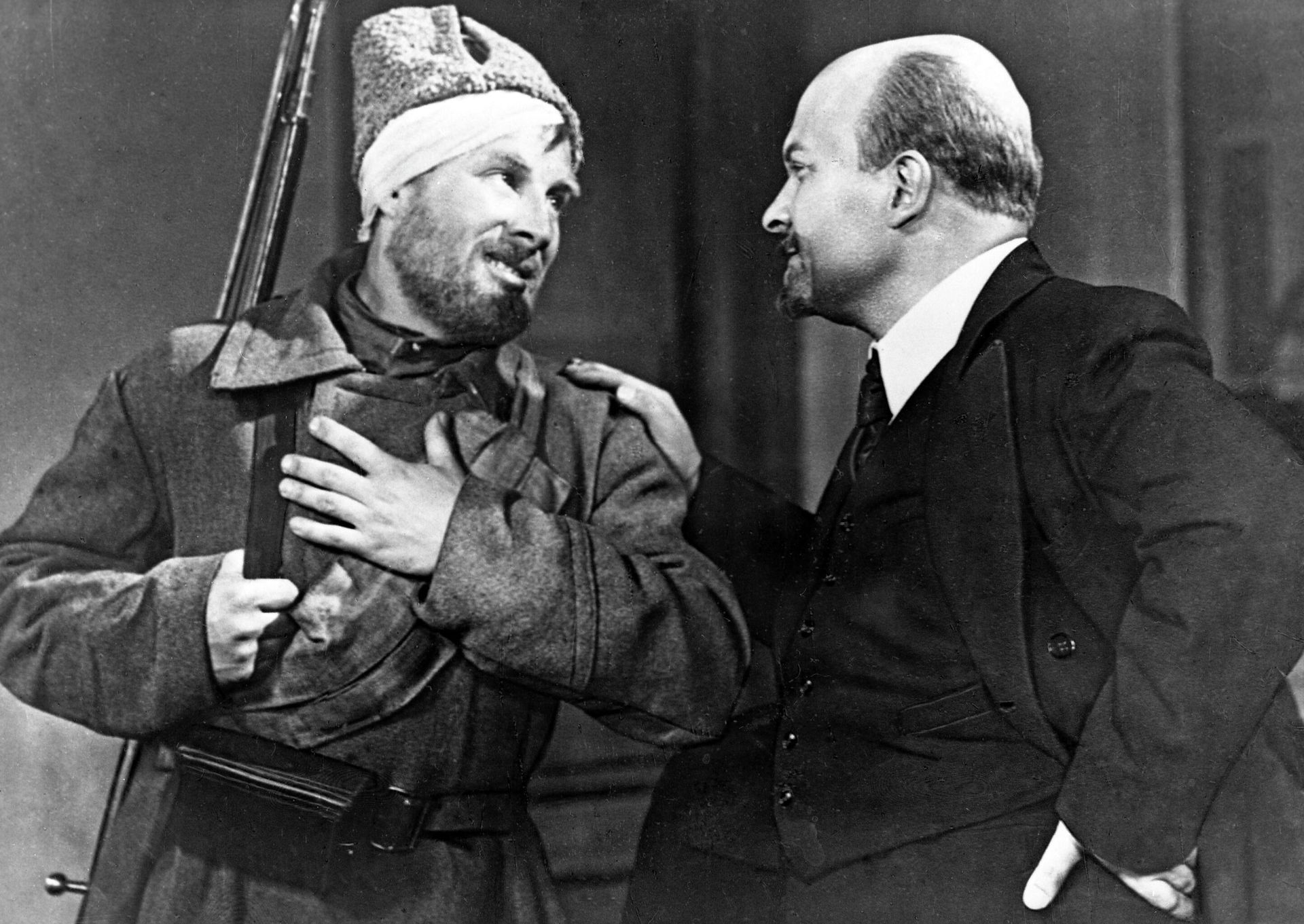 Кадр из фильма 1938 года Человек с ружьем режиссера Сергея Юткевича Кадр из фильма 1938 года Человек с ружьем режиссера Сергея Юткевича - РИА Новости, 1920, 30.04.2025