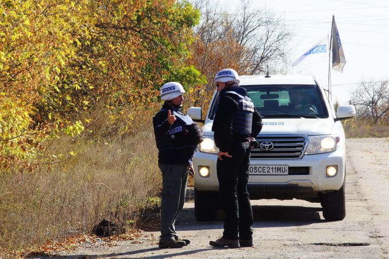 Наблюдатели ОБСЕ в поселке Золотое Луганской области