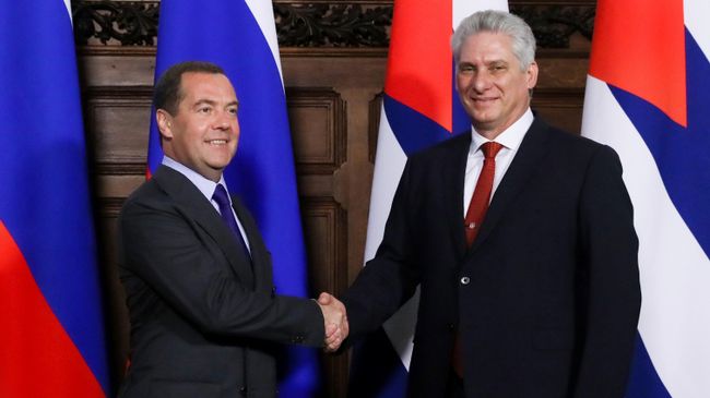 Премьер-министр РФ Дмитрий Медведев во время встречи с президентом Кубы Мигелем Диас-Канель Бермудесом Премьер-министр РФ Дмитрий Медведев во время встречи с президентом Кубы Мигелем Диас-Канель Бермудесом