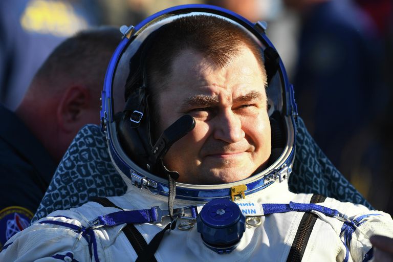 Член основного экипажа 59/60-й длительной экспедиции на МКС космонавт Роскосмоса Алексей Овчинин после посадки спускаемого аппарата пилотируемого космического корабля Союза МС-12 Член основного экипажа 59/60-й длительной экспедиции на МКС космонавт Роскосмоса Алексей Овчинин после посадки спускаемого аппарата пилотируемого космического корабля Союза МС-12