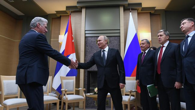 Президент РФ Владимир Путин и президент Кубы Мигель Диас-Канель Бермудес во время встречи Президент РФ Владимир Путин и президент Кубы Мигель Диас-Канель Бермудес во время встречи