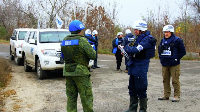 Наблюдатели ОБСЕ в поселке Золотое в Луганской области Наблюдатели ОБСЕ в поселке Золотое в Луганской области