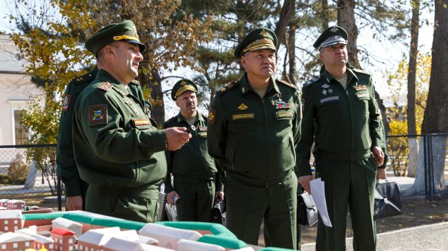 Министр обороны РФ Сергей Шойгу на территории 102-й российской военной базы в Гюмри во время визита в Армению Министр обороны РФ Сергей Шойгу на территории 102-й российской военной базы в Гюмри во время визита в Армению