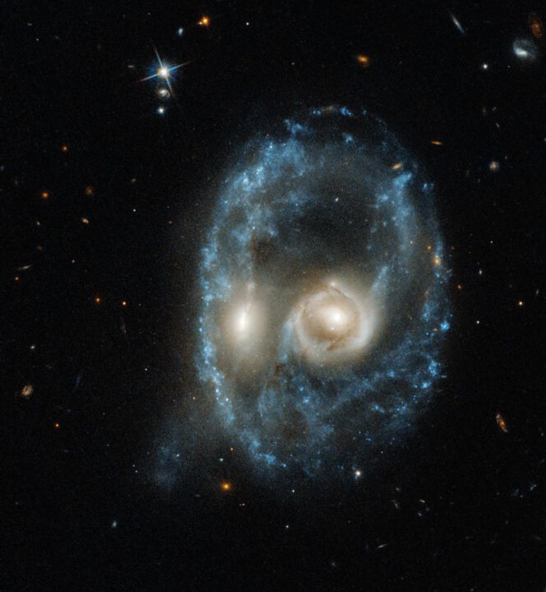 Галактики из Призрачного следа, заснятые телескопом Hubble Галактики из Призрачного следа, заснятые телескопом Hubble