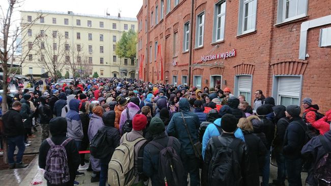 Очередь у фирменного магазина Яндекса Очередь у фирменного магазина Яндекса