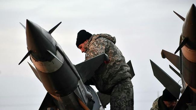 Украинский военнослужащий во время учений Украинский военнослужащий во время учений