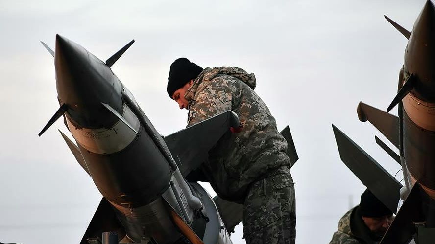 Украинский военнослужащий во время учений Украинский военнослужащий во время учений - РИА Новости, 1920, 07.04.2021