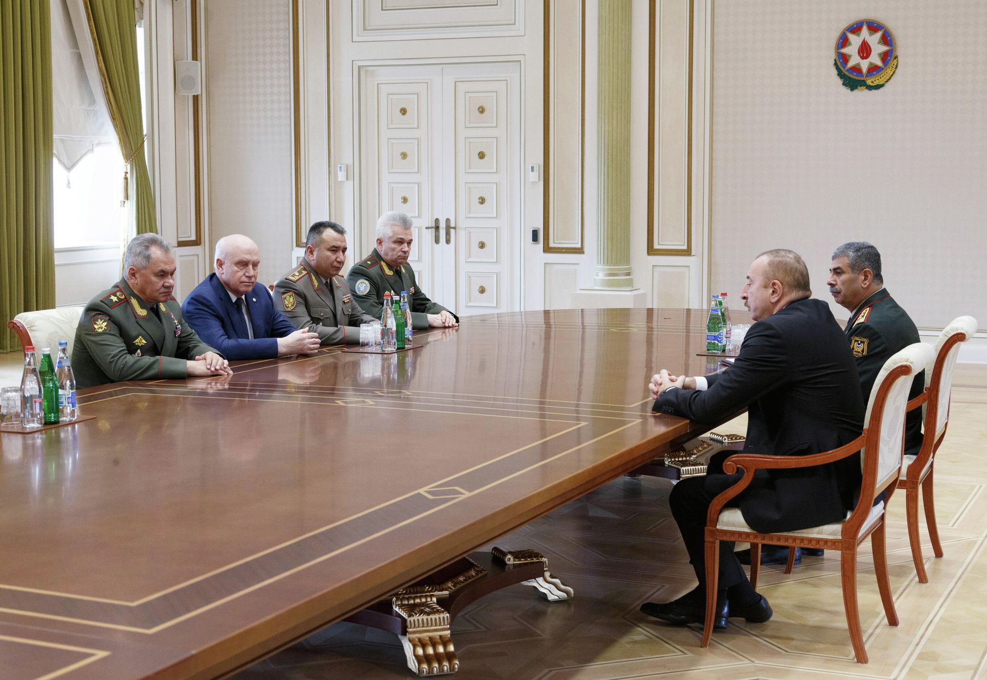 Министр обороны Российской Федерации Сергей Шойгу и президент Азербайджана Ильхам Алиев во время встречи Министр обороны Российской Федерации Сергей Шойгу и президент Азербайджана Ильхам Алиев во время встречи - РИА Новости, 1920, 04.08.2022