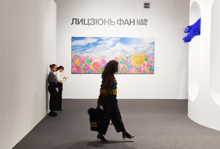 Посетители знакомятся с экспозицией VIII Московской международной биеннале современного искусства