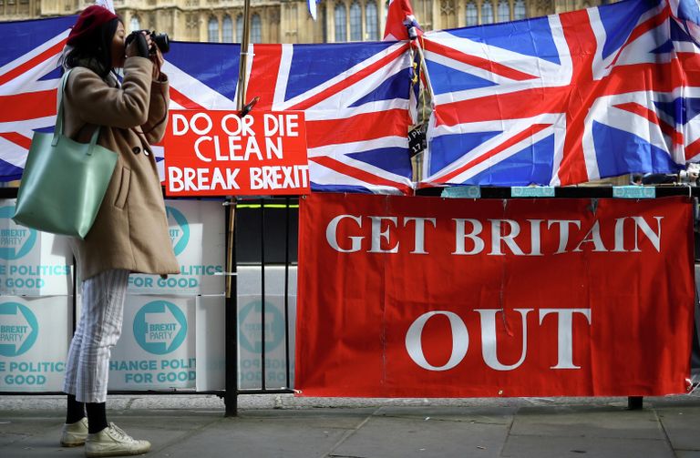 Плакаты сторонников Brexit у здания Парламента в Лондоне Плакаты сторонников Brexit у здания Парламента в Лондоне