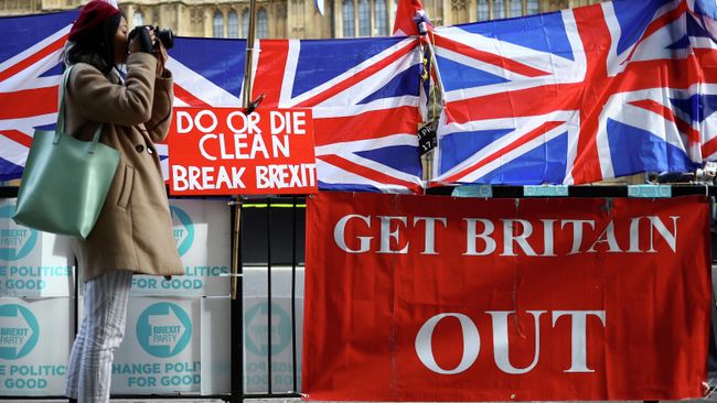 Плакаты сторонников Brexit у здания Парламента в Лондоне Плакаты сторонников Brexit у здания Парламента в Лондоне