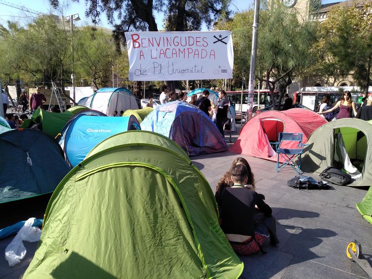 Палаточный городок студентов в центре Барселоны в знак протеста против вердикта Верховного суда в отношении политиков, причастных к проведению референдума о независимости Каталонии