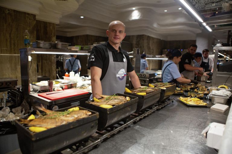Приготовление хариуса на гастрономической Неделе Кузбасса в Москве