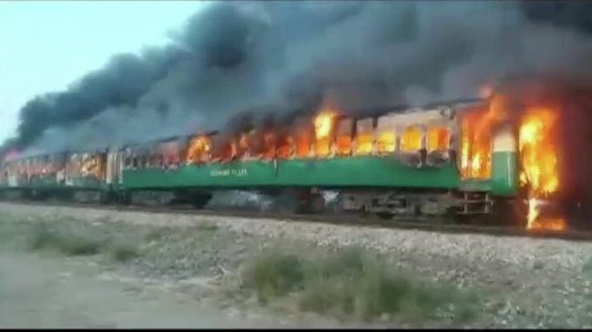 Пожар в поезде в пакистанской провинции Пенджаб Пожар в поезде в пакистанской провинции Пенджаб
