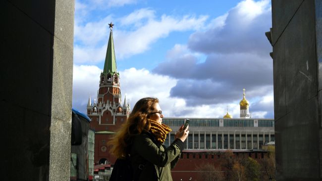 Девушка гуляет в Александровском саду в Москве Девушка гуляет в Александровском саду в Москве