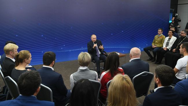 Владимир Путин во время встречи с представителями общественности Калининградской области Владимир Путин во время встречи с представителями общественности Калининградской области