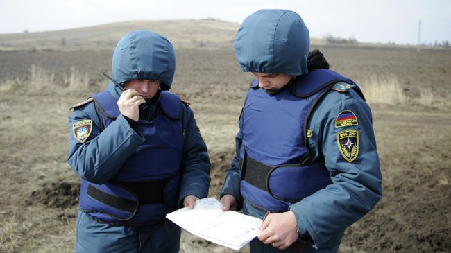 Сотрудники МЧС ДНР во время учений