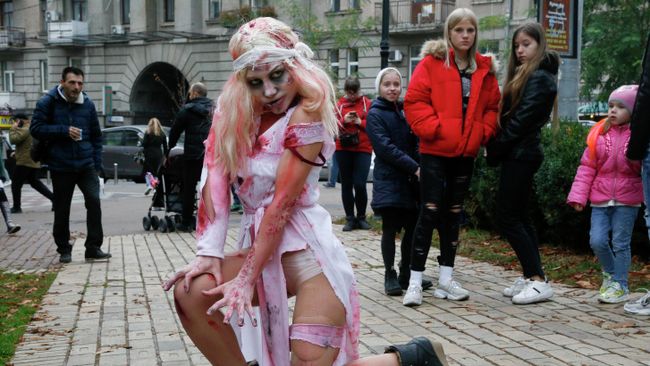 Участница парада зомби в Киеве