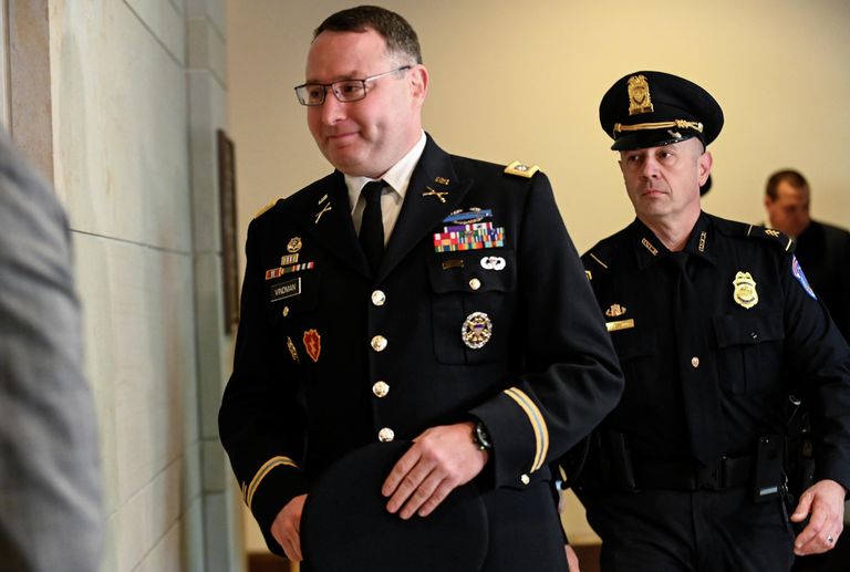 Подполковник армии США, ветеран иракской войны Александр Виндман перед дачей показаний в Палате представителей США Подполковник армии США, ветеран иракской войны Александр Виндман перед дачей показаний в Палате представителей США