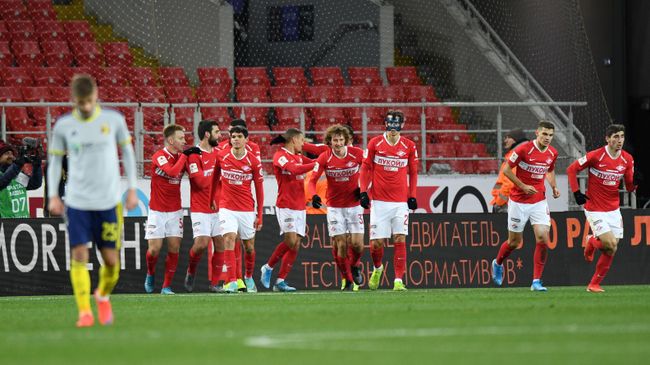 Футболисты Спартака радуются забитому голу Футболисты Спартака радуются забитому голу