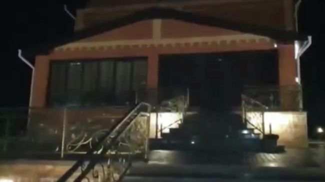 На месте перестрелки в селе Верх-Чумыш Кемеровской области. Стоп кадр видео СК РФ