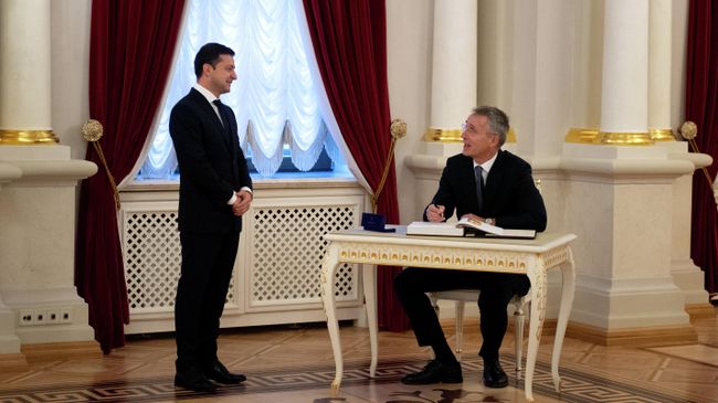 Президент Украины Владимир Зеленский и генсек НАТО Йенс Столтенберг во время встречи в Киеве. 31 октября 2019