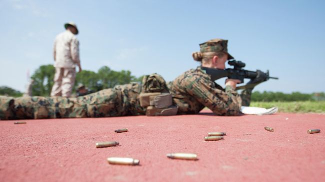 Военнослужащая армии США во время стрельб из автоматической винтовки M16-A4 Военнослужащая армии США во время стрельб из автоматической винтовки M16-A4