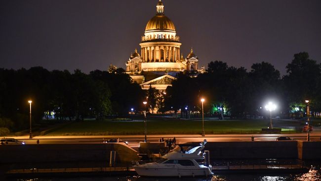 Вид на Исаакиевский собор в Санкт-Петербурге