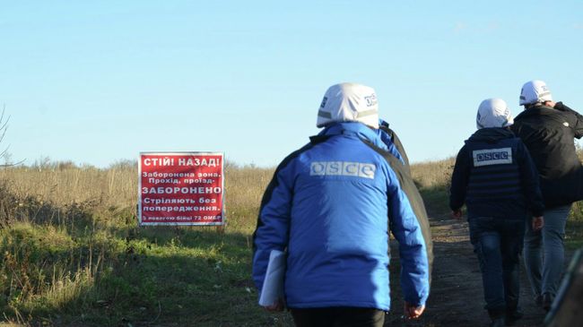 Сотрудники ОБСЕ в зоне отведения сил на Донбассе Сотрудники ОБСЕ в зоне отведения сил на Донбассе