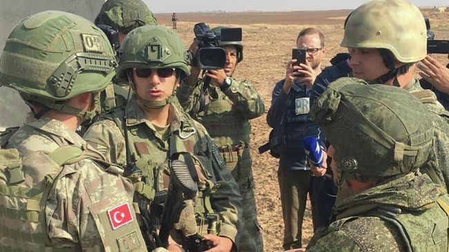 Турецкие и российские военные на турецко-сирийской границе перед совместным патрулированием.1 ноября 2019 Турецкие и российские военные на турецко-сирийской границе перед совместным патрулированием.1 ноября 2019