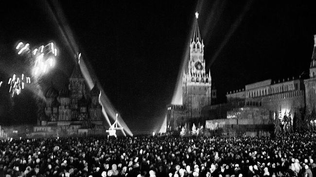 Салют на Красной площади в Москве по случаю Дня Победы 9 мая 1945 года Салют на Красной площади в Москве по случаю Дня Победы 9 мая 1945 года