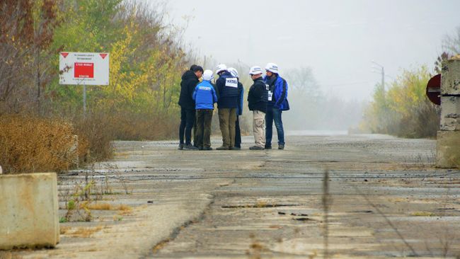 Наблюдатели ОБСЕ в поселке Золотое в Луганской области, где происходит отвод сил бойцов подразделений ЛНР Наблюдатели ОБСЕ в поселке Золотое в Луганской области, где происходит отвод сил бойцов подразделений ЛНР
