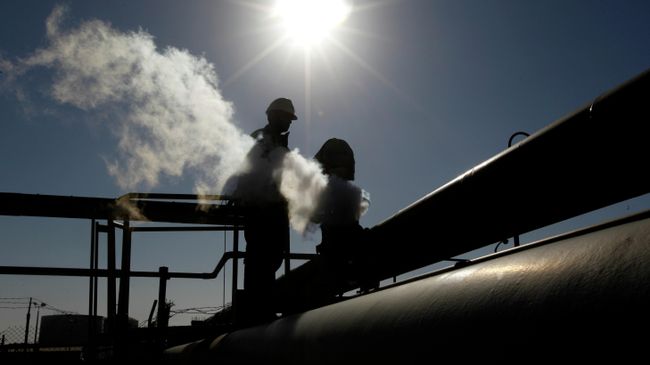 Работник на нефтеперерабатывающем заводе Брега, восточная Ливия. 26 февраля 2011 Работник на нефтеперерабатывающем заводе Брега, восточная Ливия. 26 февраля 2011