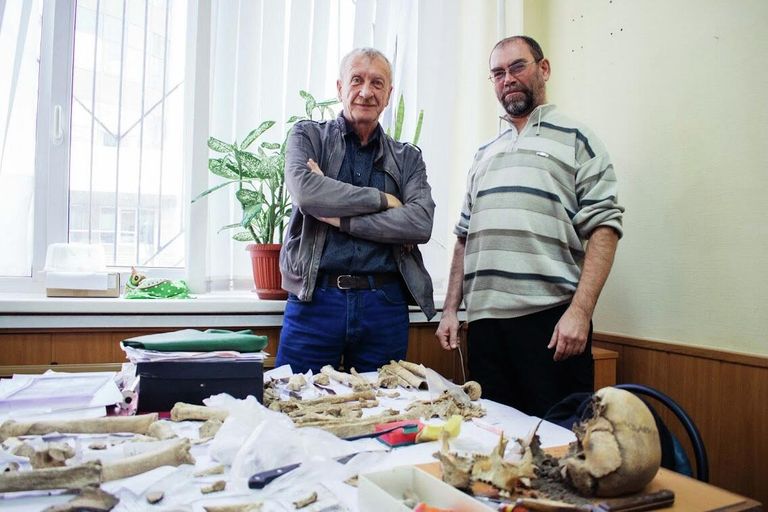 Сотрудники научно-образовательного центра по археологии и этнографии Сергей Зубов и Николай Лифанов