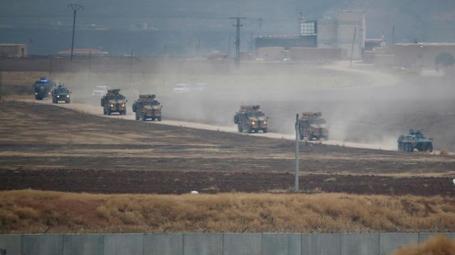 Турецкие и российские военные во время совместного патрулирования в северо-восточной Сирии Турецкие и российские военные во время совместного патрулирования в северо-восточной Сирии