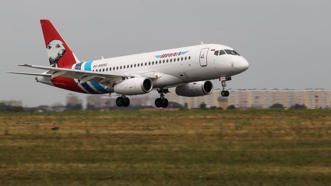 Самолет Sukhoi Superjet-100 авиакомпании Ямал Самолет Sukhoi Superjet-100 авиакомпании Ямал