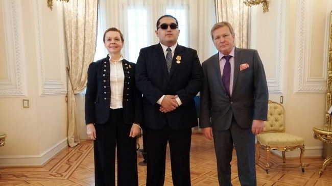 Мексиканцу, возвращавшему ордена ветеранам ВОВ, вручили российскую медаль Мексиканцу, возвращавшему ордена ветеранам ВОВ, вручили российскую медаль