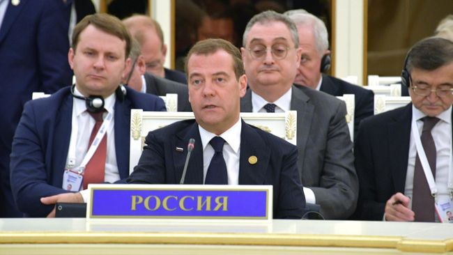 Председатель правительства России Дмитрий Медведев на заседании Совета глав правительств государств — членов ШОС в Ташкенте. 2 ноября 2019 Председатель правительства России Дмитрий Медведев на заседании Совета глав правительств государств — членов ШОС в Ташкенте. 2 ноября 2019