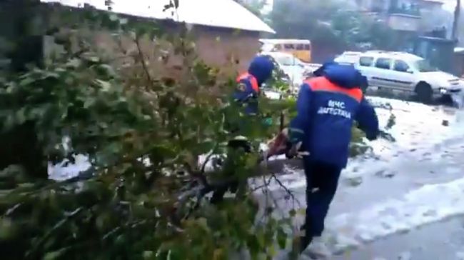Ликвидация последствий сильного дождя в Махачкале. Стоп-кадр видео МЧС России Ликвидация последствий сильного дождя в Махачкале. Стоп-кадр видео МЧС России