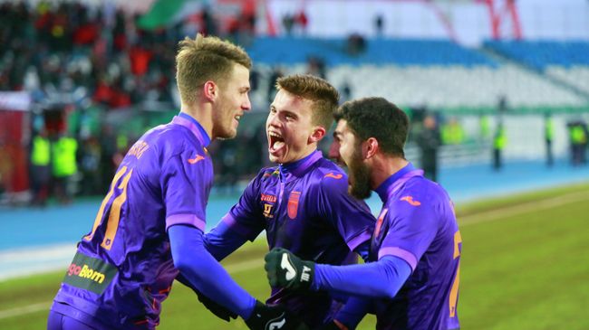 Игроки ФК Уфа Ловро Бизяк, Артём Голубев и Азер Алиев (слева направо) радуются забитому мячу в матче 15-го тура чемпионата России по футболу среди клубов Премьер-лиги между командами ФК Уфа (Уфа) и ФК Локомотив (Москва).
