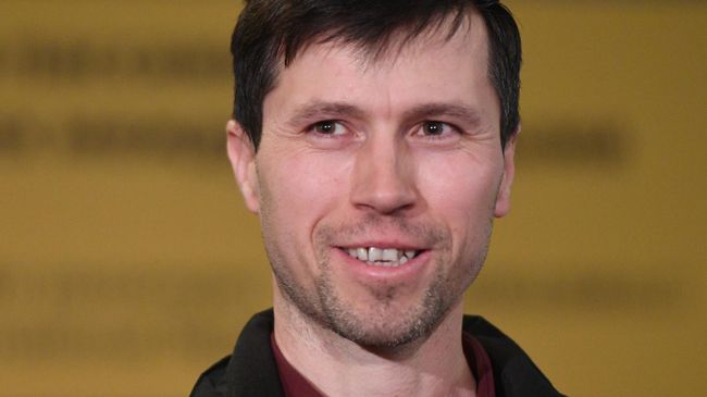 Россиянин Денис Лисов с дочерьми в аэропорту Шереметьево Россиянин Денис Лисов с дочерьми в аэропорту Шереметьево