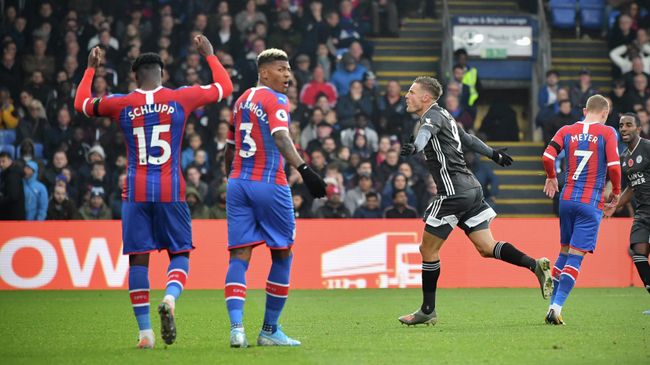 Leicester City's English striker Jamie Vardy (2R) celebrates scoring his team's second goal during the English Premier League football match between Crystal Palace and Leicester City at Selhurst Park in south London on November 3, 2019. (Photo by Ben STANSALL / AFP) / RESTRICTED TO EDITORIAL USE. No use with unauthorized audio, video, data, fixture lists, club/league logos or 'live' services. Online in-match use limited to 120 images. An additional 40 images may be used in extra time. No video emulation. Social media in-match use limited to 120 images. An additional 40 images may be used in extra time. No use in betting publications, games or single club/league/player publications. / Leicester City's English striker Jamie Vardy (2R) celebrates scoring his team's second goal during the English Premier League football match between Crystal Palace and Leicester City at Selhurst Park in south London on November 3, 2019. (Photo by Ben STANSALL / AFP) / RESTRICTED TO EDITORIAL USE. No use with unauthorized audio, video, data, fixture lists, club/league logos or 'live' services. Online in-match use limited to 120 images. An additional 40 images may be used in extra time. No video emulation. Social media in-match use limited to 120 images. An additional 40 images may be used in extra time. No use in betting publications, games or single club/league/player publications. /