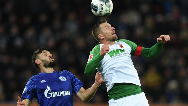 Augsburg's German midfielder Daniel Baier (R) and Schalke's German midfielder Daniel Caligiuri (L) vie for the ball during the German first division Bundesliga football match between FC Augsburg and FC Schalke 04 on November 3, 2019 in Augsburg, southern Germany. (Photo by Christof STACHE / AFP) / DFL REGULATIONS PROHIBIT ANY USE OF PHOTOGRAPHS AS IMAGE SEQUENCES AND/OR QUASI-VIDEO