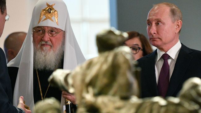 Президент РФ Владимир Путин и патриарх Московский и всея Руси Кирилл на выставке Память поколений: Великая Отечественная война в изобразительном искусстве Президент РФ Владимир Путин и патриарх Московский и всея Руси Кирилл на выставке Память поколений: Великая Отечественная война в изобразительном искусстве