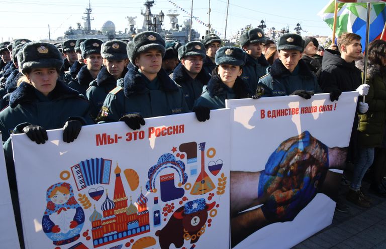 Участники митинга-концерта в рамках празднования Дня народного единства во Владивостоке Участники митинга-концерта в рамках празднования Дня народного единства во Владивостоке