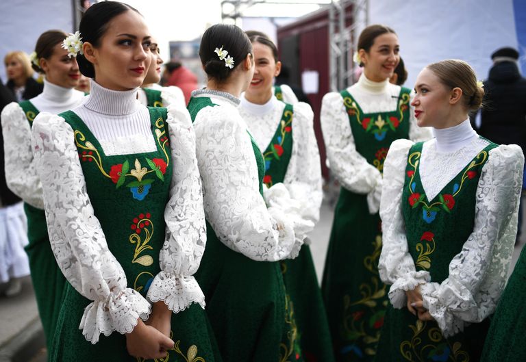 Танцевальный ансамбль на праздновании Дня народного единства в Новосибирске Танцевальный ансамбль на праздновании Дня народного единства в Новосибирске