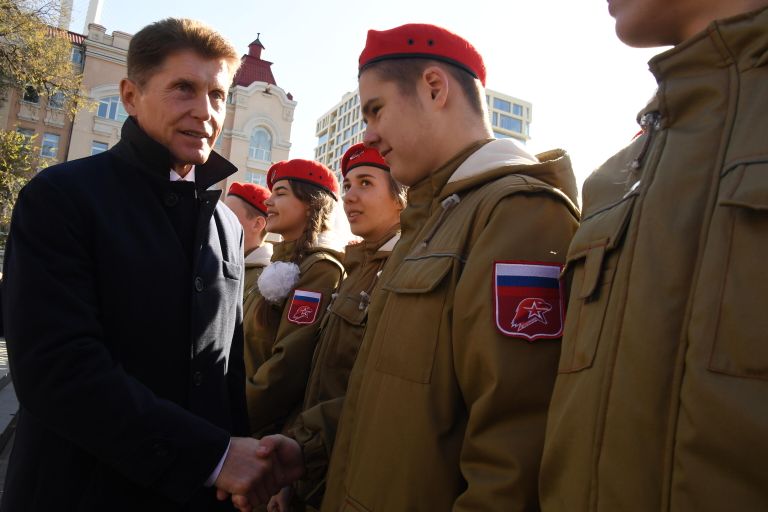 Губернатор Приморского края Олег Кожемяко на митинге-концерте в рамках празднования Дня народного единства во Владивостоке Губернатор Приморского края Олег Кожемяко на митинге-концерте в рамках празднования Дня народного единства во Владивостоке